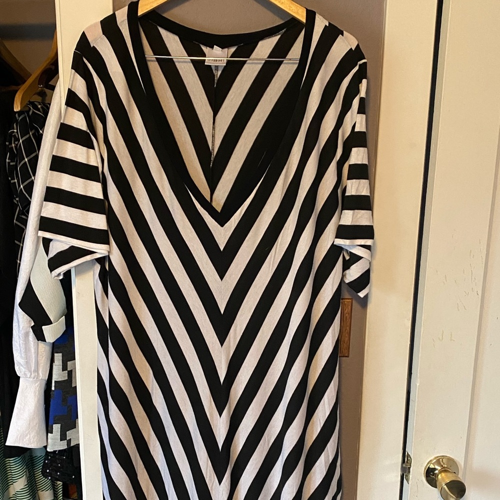 JIBRI v neck illusion slouch dress. side pockets, ankle length, short sleeves